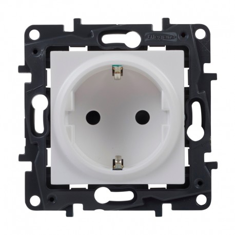 Base enchufe empotrable 2P + T Niloe Step Legrand