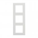 Marco triple para enchufe empotrable Niloe Step Legrand
