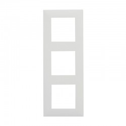 Marco triple para enchufe empotrable Niloe Step Legrand