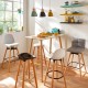 Taburete alto blanco con patas de madera
